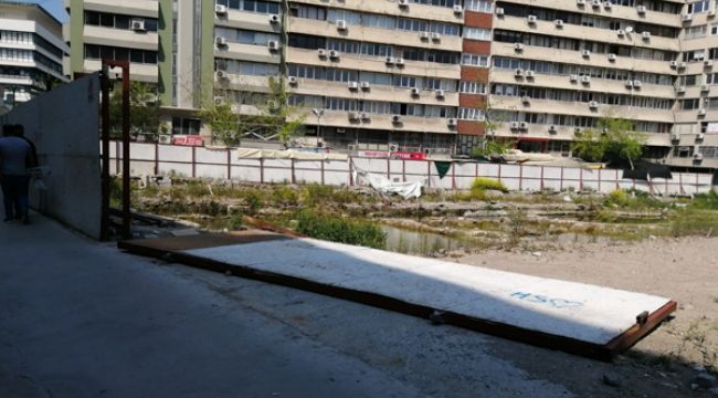 RAYLI KAPI 2 KİŞİNİN ÜZERİNE DEVRİLDİ