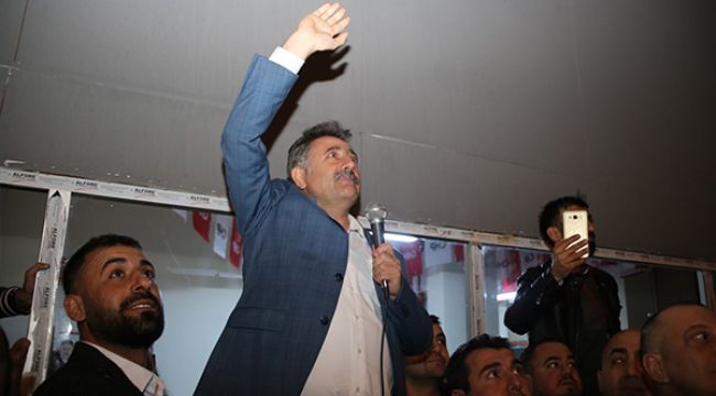 SANDAL, ZAFERİNİ VATANDAŞLARLA KUTLADI