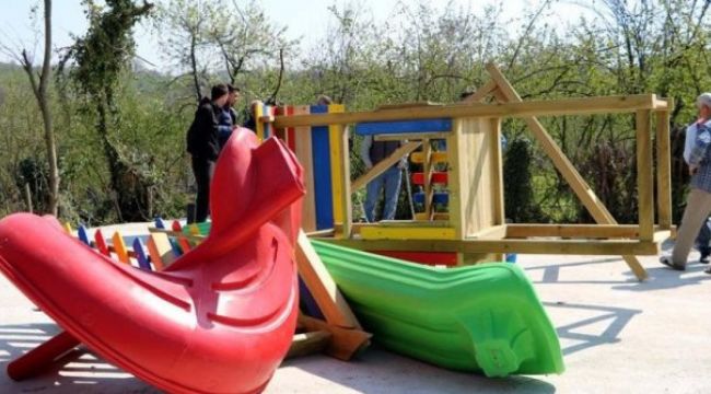 Seçimi kaybetti çocuk parkını söktü
