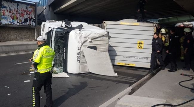 TIR devrildi, trafik felç oldu!