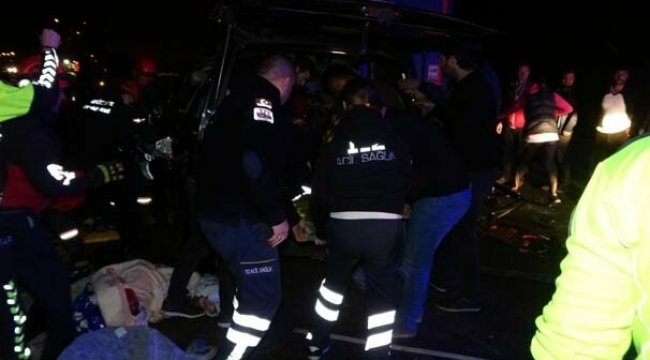 TIR ile minibüs çarpıştı, çok sayıda ölü ve yaralı var...