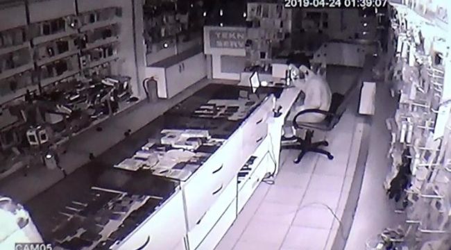 Yakınlarıyla görüntülü görüşen genç adam helallik isteyip intihar etti