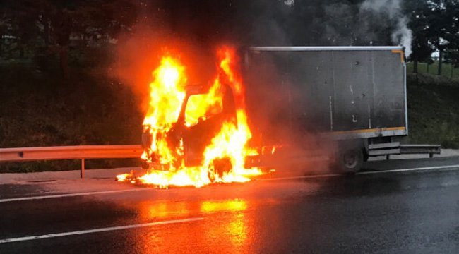 Alev alev yanan kamyon korku dolu anlar yaşattı