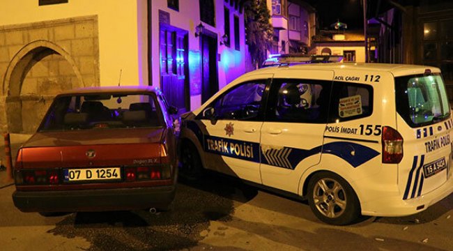 Alkollü sürücü polis otosuna çarptı