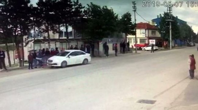 Aracı ile durakta bekleyenlerin üstüne ...
