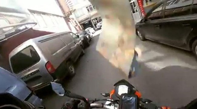 Başına halı düşen motosikletli neye uğradığına şaşırdı