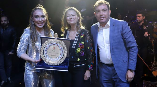BAYINDIR ÇİÇEK FESTİVALİ YILDIZLAR GEÇİDİNE SAHNE OLDU