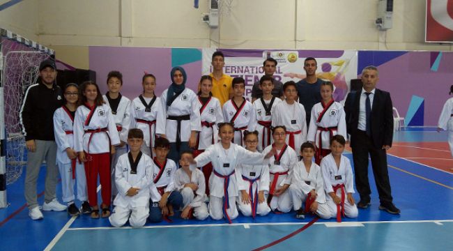 BAYRAKLI TAEKWONDO’DA MADALYAYA DOYMUYOR