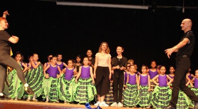 Geleceğin balerinleri izleyenleri büyüledi