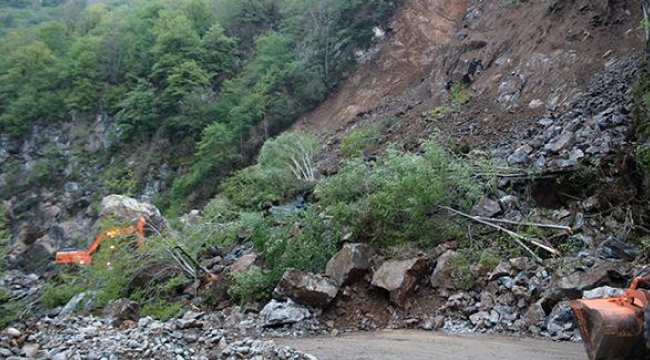 Giresun-Şebinkarahisar yolunda heyelan