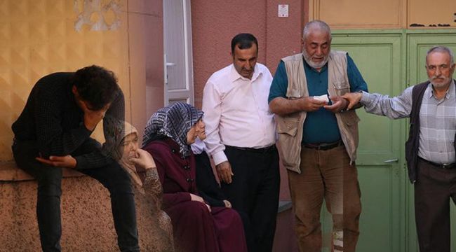 Hamile kumasını, bıçaklayarak öldürdü