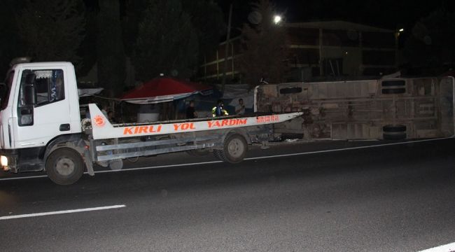 İzmir'de işçi servisi devrildi: 7 yaralı