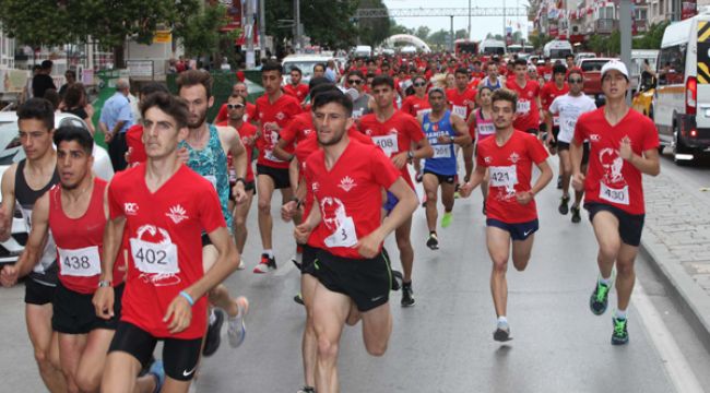 İZMİRLİLER 7'DEN 70'E "CUMHURİYET" İÇİN KOŞTU