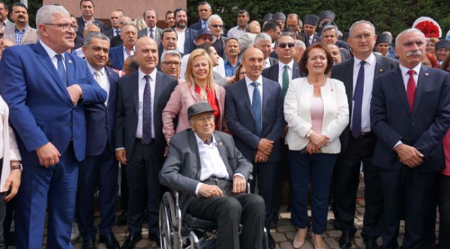 İZMİRLİLER İLK KURŞUN’DAN CUMHURİYET’E YÜRÜDÜ