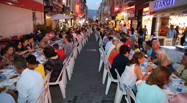 KARŞIYAKA ÇARŞI'DA DEV İFTAR BULUŞMASI