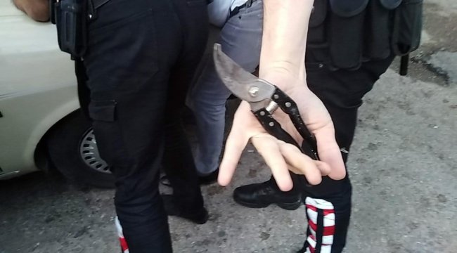 Komşu kavgasını ayırmaya çalışan polise makasla saldırı