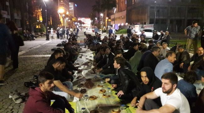KONAK MEYDANI'NDA BOYOZLU, GEVREKLİ SAHUR