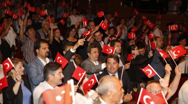 KONAK'TA 100 YILLIK DESTAN SAHNELENDİ