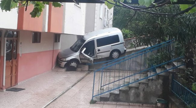 Kontrolden çıkan araç binaya çarparak durabildi: 3 yaralı