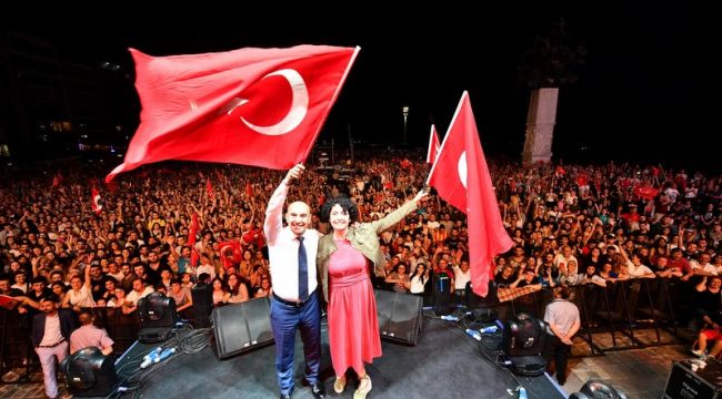 MİLLİ MÜCADELENİN 100. YILI İZMİR'DE ÇOŞKU İLE KUTLANDI