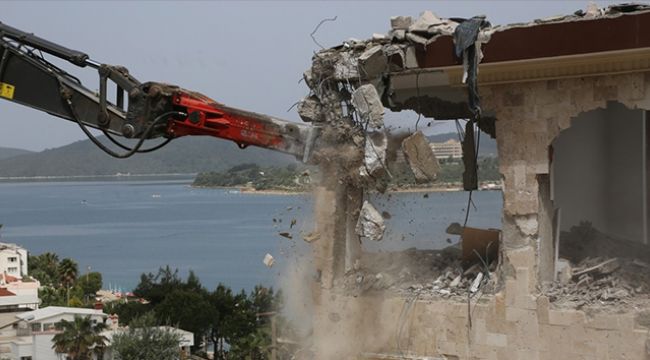 MİLYON DOLARLIK VİLLALAR YERLE BİR EDİLDİ
