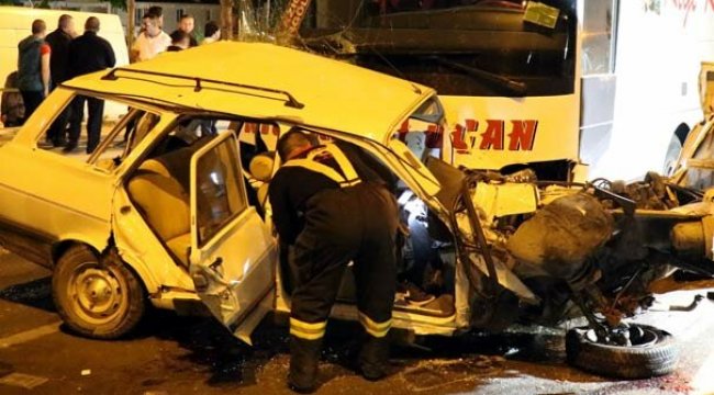 Otomobil otobüsün altına girdi 3 kişi yaşamını yitirdi