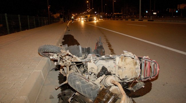 Otomobille çarpışan motosiklet hurdaya döndü