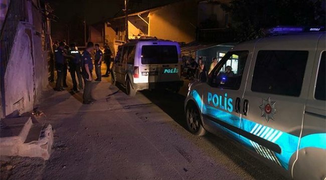 Pompalı tüfekten çıkan saçmalar anne ve kucağındaki 2.5 yaşındaki çocuğu yaraladı.