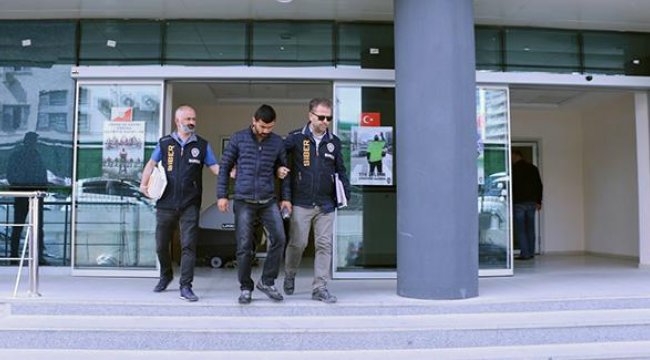 Sahte kimlikle çalıştığı iş yerinde müşterilerin kredi kartlarını kopyaladı