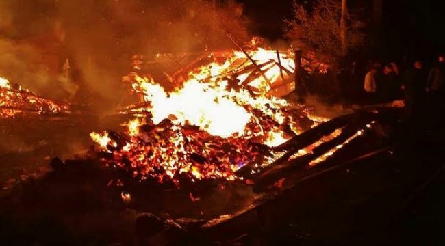 Şoke eden yangın! 8 ev kül oldu...
