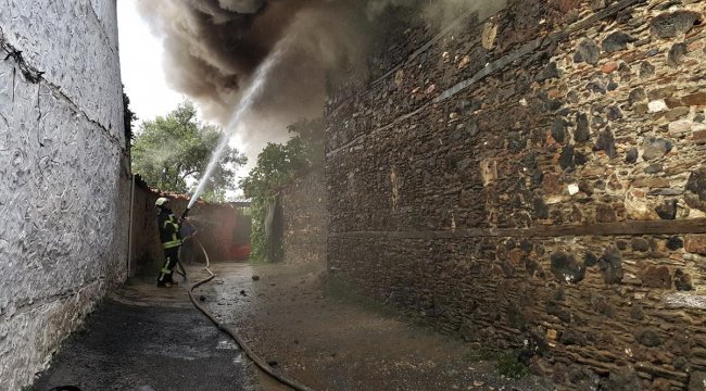 Tarihi konak gözler önünde kül oldu