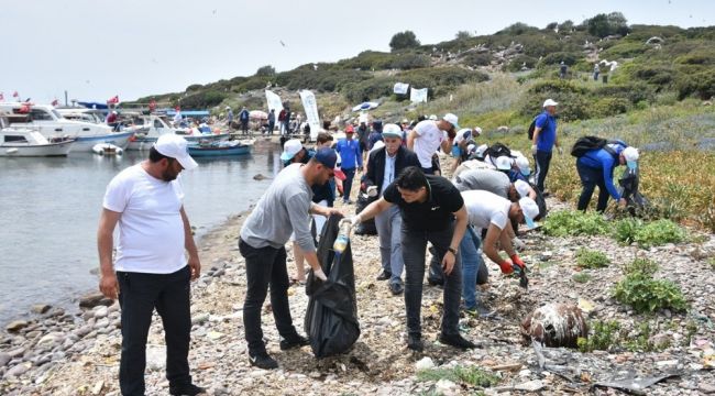 TAVŞAN ADASI'NI GÖNÜLLÜLER TEMİZLENDİ