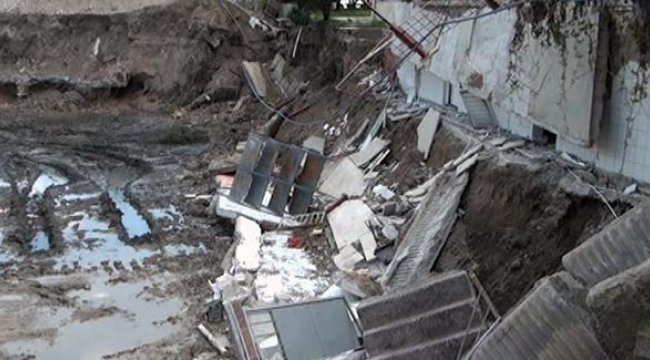 Temel kazısında düğün salonunun duvarı çöktü
