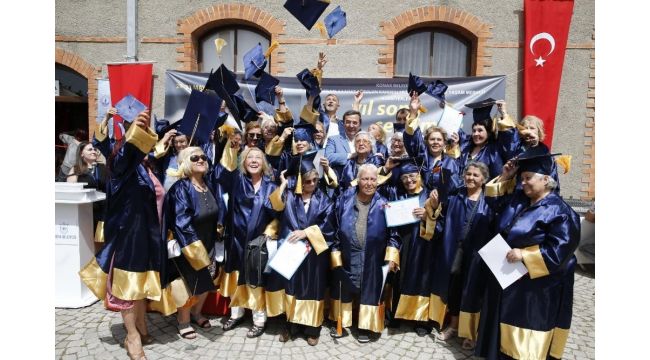 80'lik öğrencilerin kep sevinci