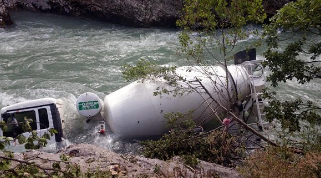 Beton mikseri Munzur Nehri'ne devrildi: 2 yaralı