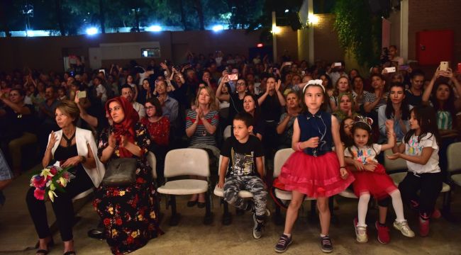 Bornova’da kursiyerlerden dans ve müzik ziyafeti