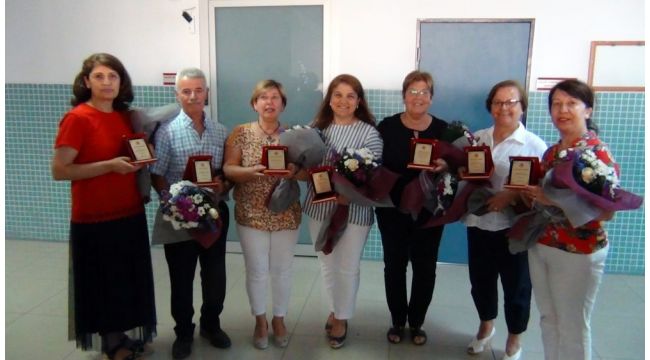 Çeşmeli avukatlar, emektar adliye çalışanlarına plaket verdi