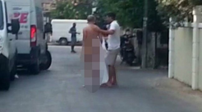 Erkek turist çıplak sokakta dolaşmaya çalıştı