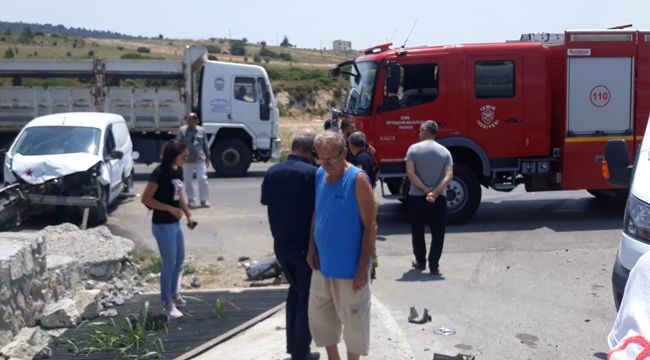 FOÇA’DA TRAFİK KAZASI  GELİN DAMAT YARALANDI