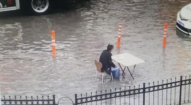 Görenler şakına döndü! Sel suyunun üstüne masa kurup çorba içti