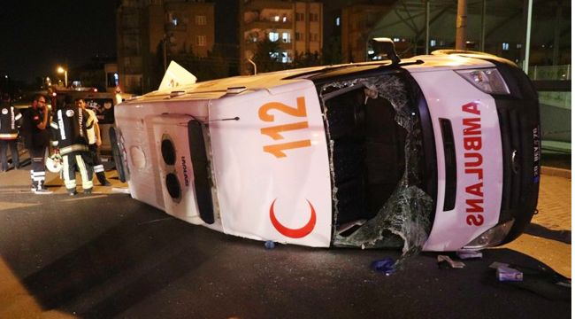 HASTA NAKLEDEN AMBULANS KAZA YAPTI: 7 YARALI