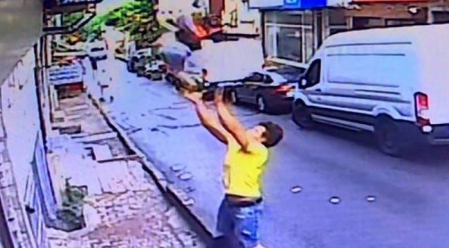 İkinci kattan düşen bebeği havada yakaladı