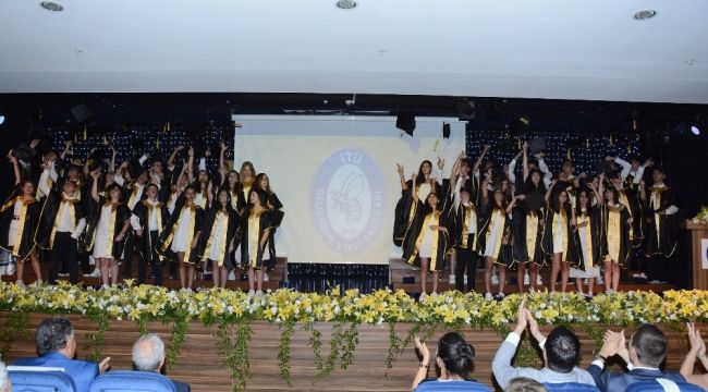 İTÜ'lü öğrenciler kep fırlattı