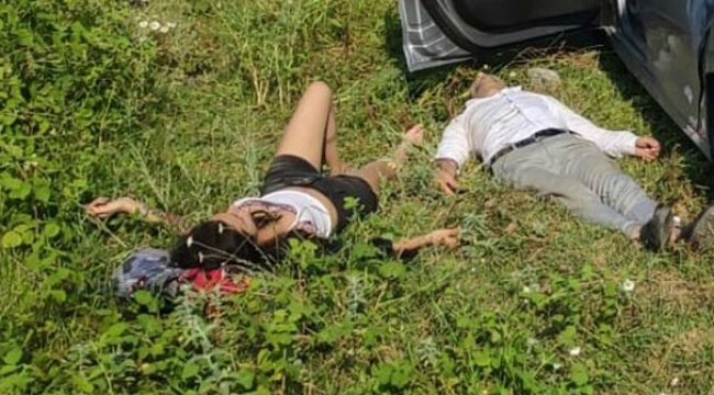 Kaza geçiren otomobilin yanında yardım gelmesini beklediler