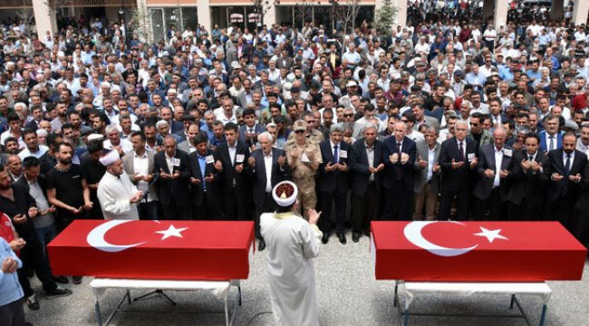 PKK'nın katlettiği yol yapım işçileri toprağa verildi