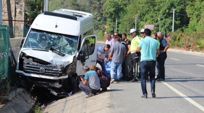 Rus turistleri taşıyan minibüs TIR'la çarpıştı: 18 yaralı