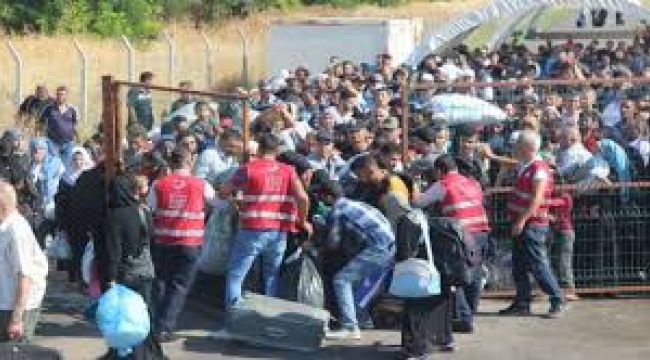 40 derece sıcakta sınırda Suriyeli izdihamı
