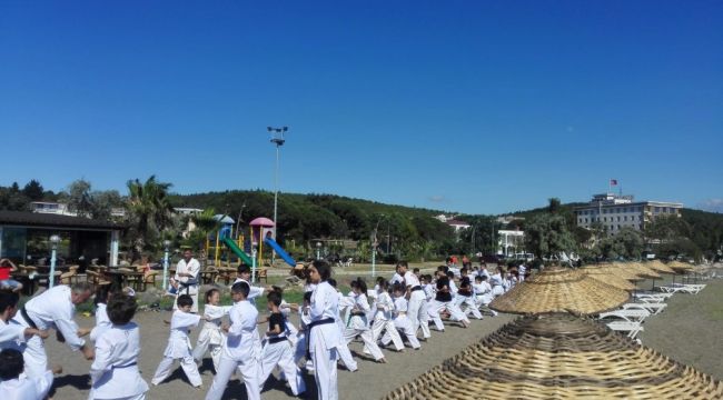 80 karateci, denizde ve plajda antrenman yaptı