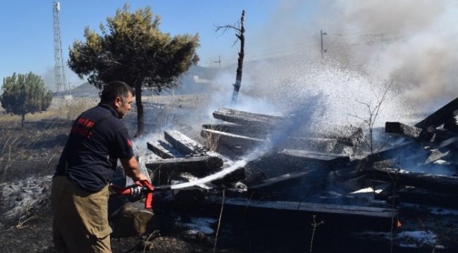 ALİAĞA'DA ÇIKAN YANGIN VATANDAŞLARI KORKUTTU