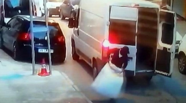 Çuvallar dolusu kot çalan hırsızlar kameralara yakalandı